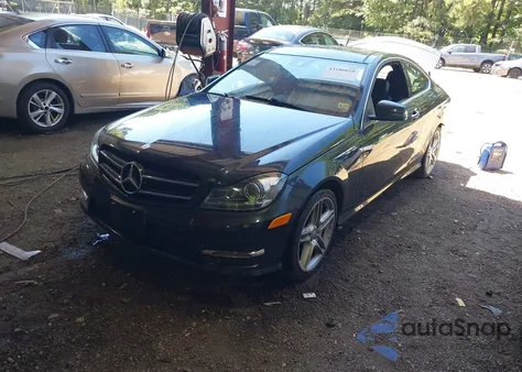 2014 Mercedes-Benz C 250 z USA, uszkodzony, nr VIN WDDGJ4HB9EG282958